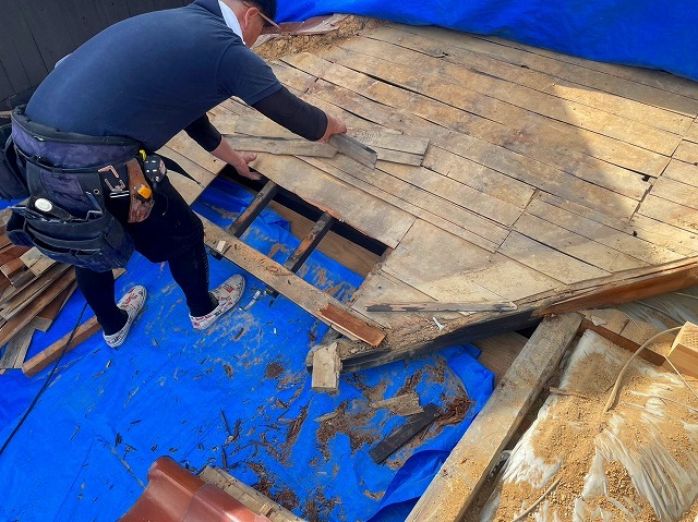 明石市の屋根改修で下地を解体中